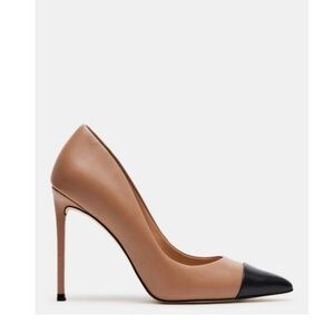 This is a pair of Lauren Ralph Lauren Lindella leather pumps.